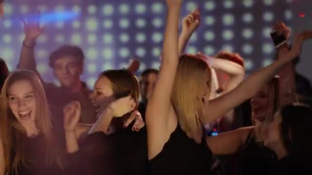 Pessoas na pista de dança no clube — Vídeo de Stock
