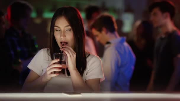 Chica en el bar en el club — Vídeo de stock