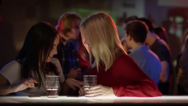 Meninas fofocas no bar — Vídeo de Stock