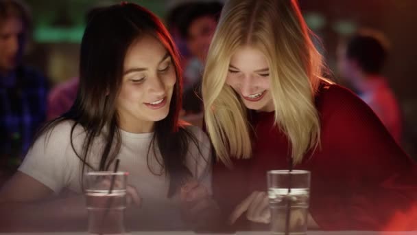 Smartphone'da yazarak kızlar — Stok video
