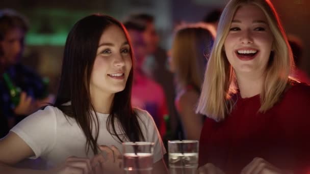 Chicas en el bar en el club hablando — Vídeo de stock