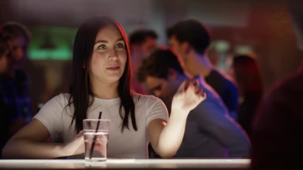 Dziewczyna w barze w klubie — Wideo stockowe