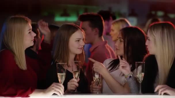 Mädchen an Bar im Club mit Champagnergläsern — Stockvideo