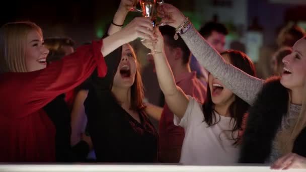 Mädchen an der Bar heben Champagnergläser — Stockvideo