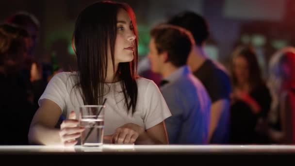 Жінка в барі чекає друга — стокове відео