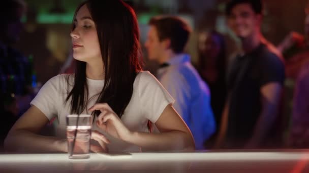 Chica en el bar en el club — Vídeos de Stock