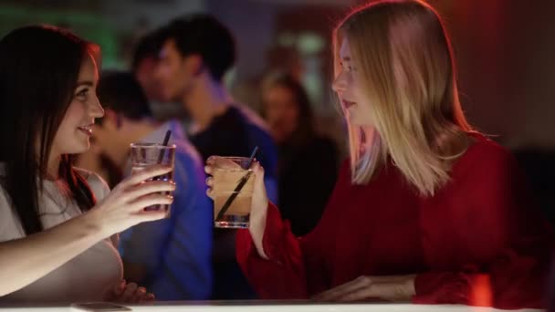 Meninas no bar levantando seus óculos — Vídeo de Stock