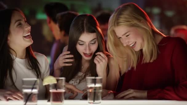 Les femmes qui regardent sur smartphone — Video