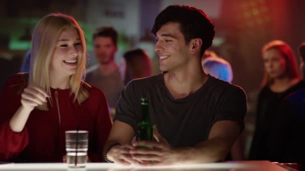 Chica coqueteando con chico en el bar — Vídeos de Stock