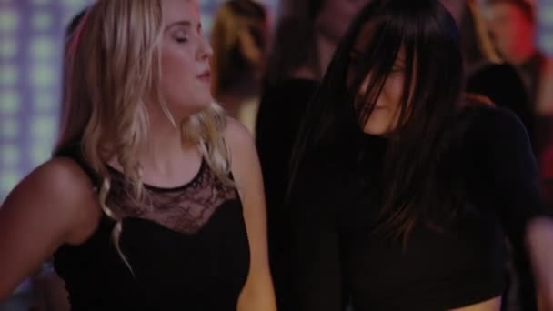 Chicas divirtiéndose en la pista de baile — Vídeo de stock