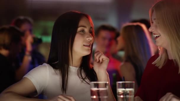Девушки сплетничают в баре — стоковое видео