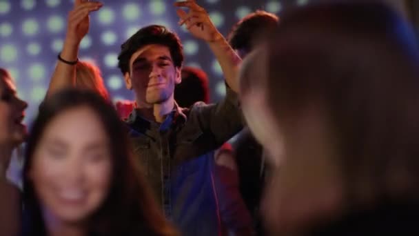 Привабливий хлопець танцює в клубі — стокове відео