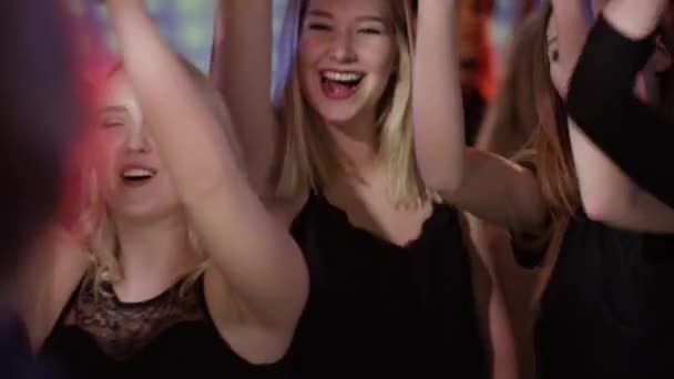 Люди на танцмайданчику в клубі — стокове відео