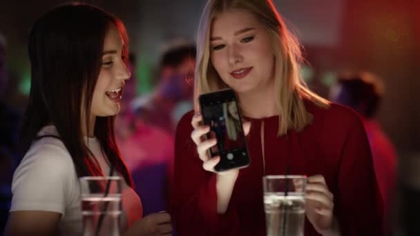 Meninas na discoteca tirando selfie — Vídeo de Stock
