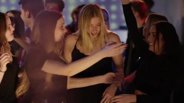 Дівчата обіймаються на танцмайданчику — стокове відео