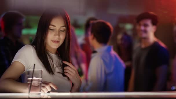 Woman typing in phone — Stock Video