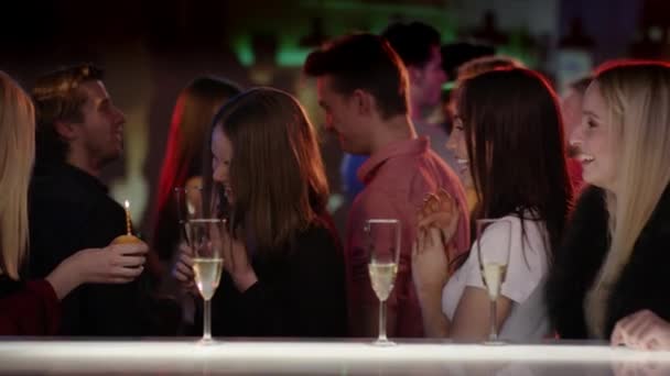 Kızlar kulübü şampanya bardağı ile barda — Stok video