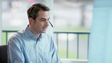 veri girme kulaklık ile iş adamı