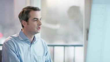 ekrana bakarak iş adamı