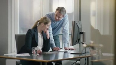 iş arkadaşları bir çözüm bulmaya çalışın