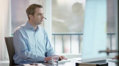 kulaklık dinleme ile iş adamı