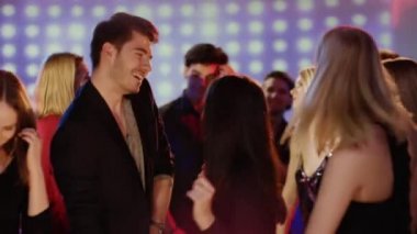 adam kulüpte dans kızlar