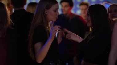 insanlar kulüpte dans pistinde