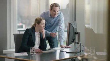 bilgisayar ekranına bakarak iş arkadaşları