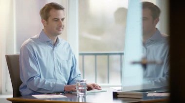 Bilgisayarda çalışan iş adamı