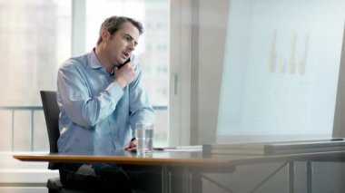 İş adamı telefonda konuşuyor.