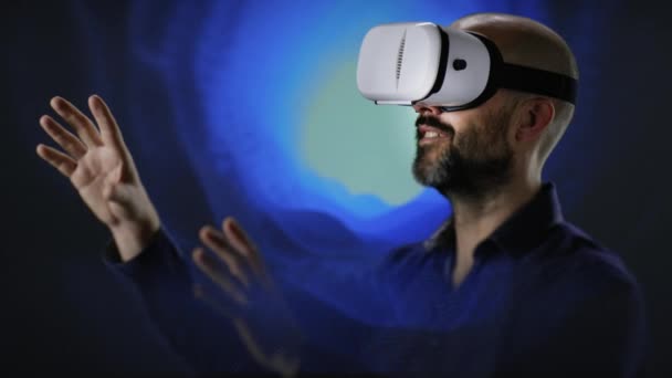 Homem com cabeça VR a tentar tocar em alguma coisa — Vídeo de Stock