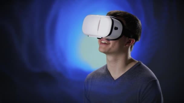 Людина з гарнітурою VR, яка дивиться навколо — стокове відео