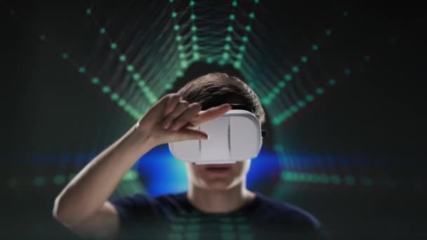 Hombre con auriculares VR cambiando cosas virtuales — Vídeos de Stock