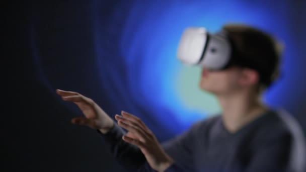 Человек чувствует что-то в виртуальной реальности — стоковое видео