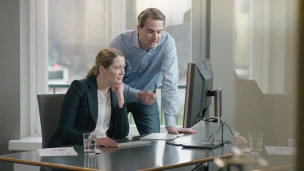 Colegas mirando la pantalla de la computadora — Vídeos de Stock