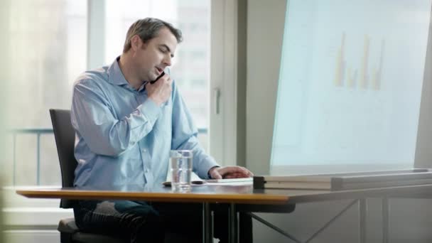 Homem de negócios a falar ao telefone — Vídeo de Stock