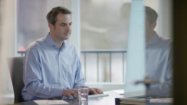 Zakenman die zijn gericht op de computer — Stockvideo