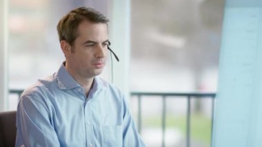 Ofis Masası kulaklık ile iş adamı