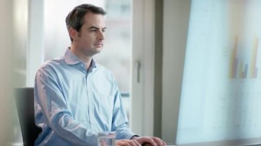 bilgisayar üzerinde odaklanmış iş adamı