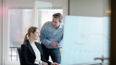 işadamı meslektaşınla tartışırken grafikle 