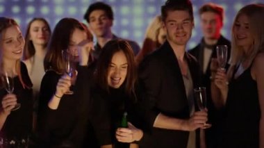 İnsanlar açılış şişe şampanya