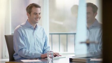 Bilgisayarda çalışan iş adamı