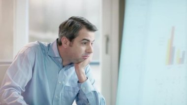 ekranda hayal kırıklığına arıyorum iş adamı