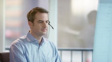 İş adamı kameraya bakıyor.
