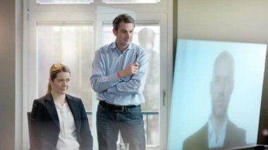 ekrana bakarak iş adamları 