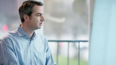 ekrana bakarak iş adamı