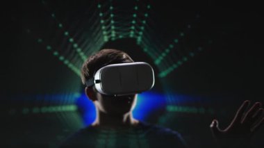 Sanal gerçeklik keşfetmek adam