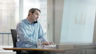 Ofis Büro telefon ile iş adamı