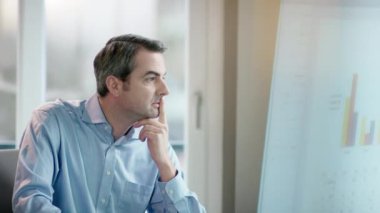 iş adamı bilgisayar üzerinde araştırma 