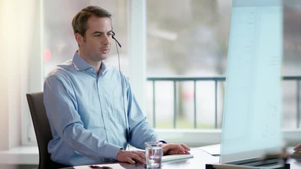 Hombre de negocios hablando con auriculares — Vídeos de Stock